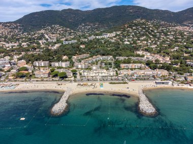 Yat teknelerinde hava manzarası, Cavalaire-sur-Mer yakınlarındaki beyaz kumlu sahil kristal berrak mavi deniz, Fransız Riviera, Var, Provence, Fransa yaz tatili