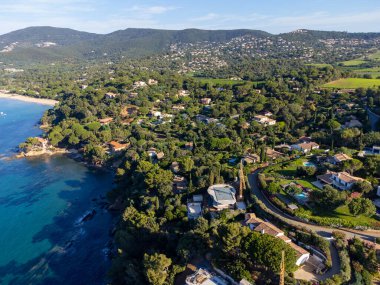 Botlardaki hava manzarası, Plage du Debarquement 'in berrak mavi suyu Cavalaire-sur-Mer ve La Croix-Valmer yakınlarındaki kumlu plaj, Fransız Riviera, Var, Provence, Fransa yaz tatili