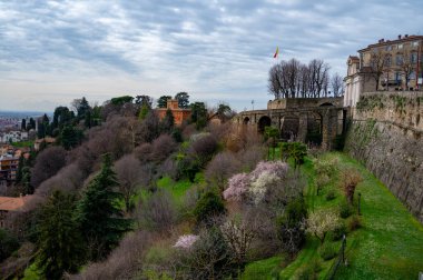 Bergamo şehrinin tarihi kısmı, Bergamo Alta manzarası dar sokaklar, turist beldesi, Kuzey İtalya