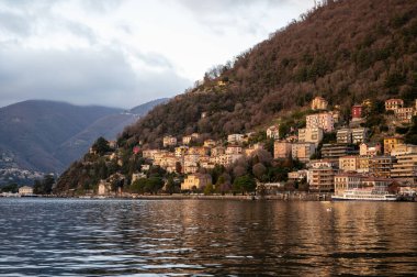 Como kasabasından görüldüğü üzere, baharda İtalya 'nın Como Gölü' nde turizm beldesi