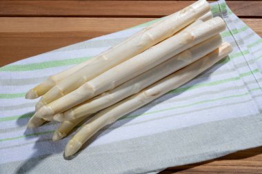 Bahar mevsimi, yeni Hollanda hasadı, Alman, Fransız beyaz kuşkonmazı, çiğ beyaz kuşkonmaz.