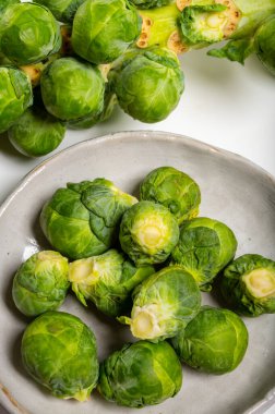 Yeşil Brüksel lahanası çiğ sapında sebze filizlendirir.