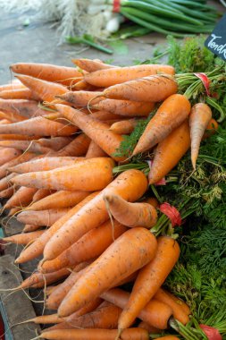 Mevsimlik yerel sebzeler ve meyvelerle açık hava pazarında taze yaz havuçları.