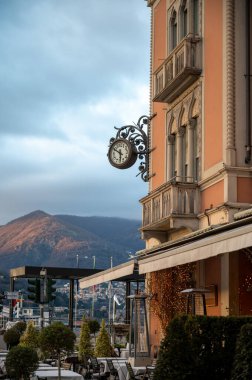 Turizm merkezi küçük ortaçağ şehri Como. Dar sokakları ve lüks villaları var. İtalya 'nın Como Gölü' nde ilkbaharda tatil yeri.
