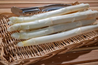 Bahar mevsimi, yeni Hollanda hasadı, Alman, Fransız beyaz kuşkonmazı, çiğ beyaz kuşkonmaz.