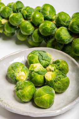 Yeşil Brüksel lahanası çiğ sapında sebze filizlendirir.