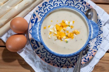 Bahar mevsimi, çiğ beyaz kuşkonmazdan ev yapımı krema çorbası pişmiş yumurta, yeni Hollanda hasadı, Alman beyaz kuşkonmazı.