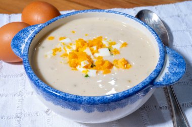 Bahar mevsimi, çiğ beyaz kuşkonmazdan ev yapımı krema çorbası pişmiş yumurta, yeni Hollanda hasadı, Alman beyaz kuşkonmazı.