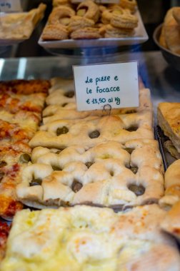 Taze ekmek, İngilizce çevirisi: Focaccia veya pala romana pizzası Parma, Emilia Romanya, İtalya 'da fırında sebze ve peynir ile