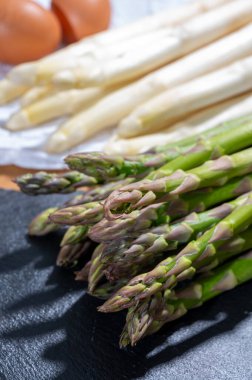 Bahar mevsimi, Hollanda, Alman, Fransız, beyaz kuşkonmaz, çiğ beyaz ve yeşil kuşkonmaz ve serbest çiftçi tavuk yumurtası hasadı.