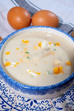 Bahar mevsimi, çiğ beyaz kuşkonmazdan ev yapımı krema çorbası pişmiş yumurta, yeni Hollanda hasadı, Alman beyaz kuşkonmazı.