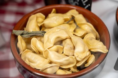 İtalyan yemeği, ev yapımı doldurulmuş makarna tortelli ya da İtalyan mantısı hazır mantı, Bergamo, İtalya.