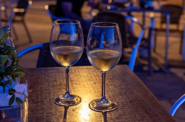 İki bardak soğuk beyaz şarap gecenin bir yarısı Triana 'nın tarihi bölgesinde, Sevilla, İspanya' da meyhanede servis edilir.