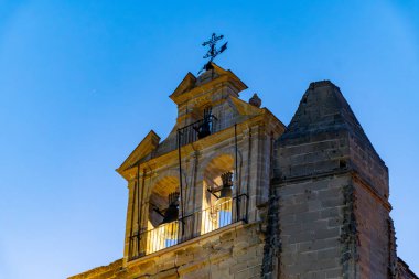 Jerez de la Frontera 'nın eski kısımlarında yürümek, Şeri şarabı üreten şehir, Endülüs, İspanya yazın mimari detaylar, Endülüs tarzı, beyaz evler, kiraz ve kuleler