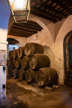 Eski Endülüs şarap mahzeninde solera sistemleri, fıçılarda yıllanmış şarap, sono, manzanilla, olorosso, amontillado jerez güçlendirilmiş şarap, Sanlucar de Barrameda, Cadiz, Endülüs, İspanya