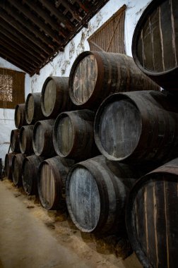 Eski Endülüs şarap mahzeninde solera sistemleri, fıçılarda yıllanmış şarap, sono, manzanilla, olorosso, amontillado jerez güçlendirilmiş şarap, Sanlucar de Barrameda, Cadiz, Endülüs, İspanya