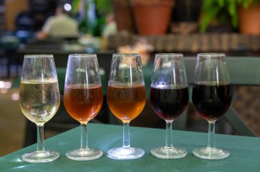 Beş fıçı şarap, fino, manzanilla, olorosso, amontillado, pedro ximenez jerez şarapları eski meyhanede, şarap tatma, Sanlucar de Barrameda, Cadiz, Endülüs, İspanya