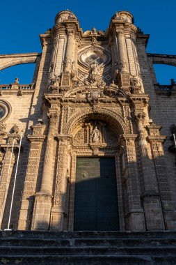 Jerez de la Frontera 'nın eski kısımlarında yürümek, Şeri şarabı üreten şehir, Endülüs, İspanya yazın mimari detaylar, Endülüs tarzı, beyaz evler, kiraz ve kuleler