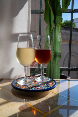 Sherry fino, manzanilla, olorosso şarabı, Jerez de la Frontera, Cadiz, Endülüs, İspanya 'nın eski kesimindeki Endülüs evinde servis edilen palomino beyaz üzümünden yapılmış güçlendirilmiş şarap.