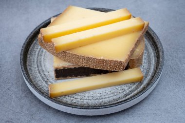 Fransız sarı peynir kontu, çeşitli pastörize edilmemiş inek sütü Prestij, meyveli meyve aromalı meyve ve Vieille Rezervi.