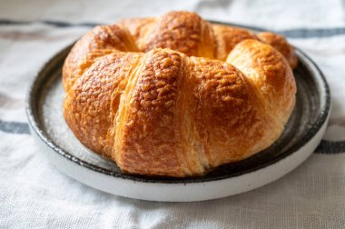 Taze pişmiş iki tereyağlı kruvasan restoranda servis ediliyor.