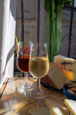 Sherry fino, manzanilla, olorosso şarabı, Jerez de la Frontera, Cadiz, Endülüs, İspanya 'nın eski kesimindeki Endülüs evinde servis edilen palomino beyaz üzümünden yapılmış güçlendirilmiş şarap.
