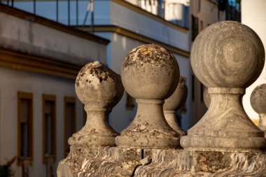 Jerez de la Frontera 'nın eski kısımlarında yürümek, Şeri şarabı üreten şehir, Endülüs, İspanya yazın mimari detaylar, Endülüs tarzı, beyaz evler.