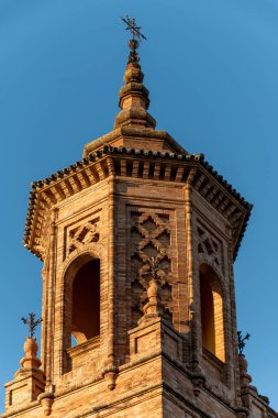 Jerez de la Frontera 'nın eski kısımlarında yürümek, Şeri şarabı üreten şehir, Endülüs, İspanya yazın mimari detaylar, Endülüs tarzı, beyaz evler, kiraz ve kuleler