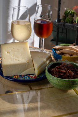 Peynir koleksiyonu, İspanyol olgun peyniri ve soğan turşusu güneş ışığında kapanış, Endülüs tarzı, Jerez de la Frontera, İspanya, şarap tatma