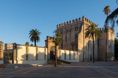 Jerez de la Frontera 'nın eski kısımlarında yürümek, Şeri şarabı üreten şehir, Endülüs, İspanya yazın mimari detaylar, Endülüs tarzı, beyaz evler.