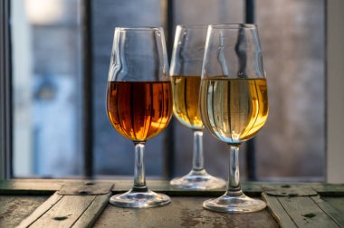 Şarap tatma, fino, olorosso, amontillado, kremalı Jeremy Sherry. Jerez de la Frontera, Cadiz, Endülüs, İspanya 'da palomino beyaz üzümünden yapılmış.