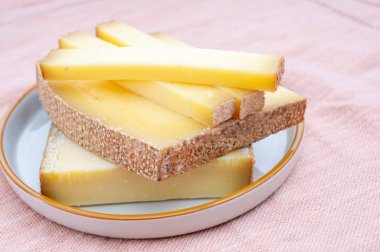 Fransız sarı peynir kontu, çeşitli pastörize edilmemiş inek sütü Prestij, meyveli meyve aromalı meyve ve Vieille Rezervi.