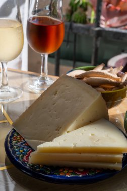 Peynir koleksiyonu, İspanyol olgun peyniri ve soğan turşusu güneş ışığında kapanış, Endülüs tarzı, Jerez de la Frontera, İspanya, şarap tatma