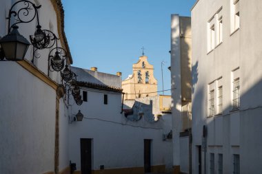 Jerez de la Frontera 'nın eski kısımlarında yürümek, Şeri şarabı üreten şehir, Endülüs, İspanya yazın mimari detaylar, Endülüs tarzı, beyaz evler.