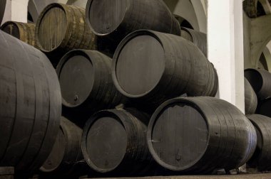 Eski Bodega 'daki solera sistemi, Endülüs şarap mahzeni, fıçılarda farklı şeri şarapları, Jeremy güçlendirilmiş şarap üretimi, Jerez de la Frontera, Endülüs, İspanya