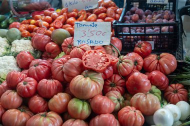 İspanya 'nın sebzeleri, Navarra' dan gelen organik olgun gül domatesleri, domates, pembe domates anlamına gelir.