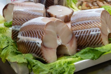 Balıklar, karidesler, karidesler, karidesler, deniz kabukları, buzdaki yumuşakçalar Jerez de la Frontera, Endülüs, İspanya 'da balık pazarında.