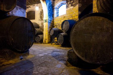 Eski Bodega 'daki solera sistemi, Endülüs şarap mahzeni, fıçılarda farklı şeri şarapları, Jeremy güçlendirilmiş şarap üretimi, Jerez de la Frontera, Endülüs, İspanya