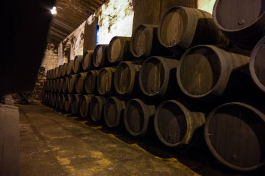 Eski Bodega 'daki solera sistemi, Endülüs şarap mahzeni, fıçılarda farklı şeri şarapları, Jeremy güçlendirilmiş şarap üretimi, Jerez de la Frontera, Endülüs, İspanya