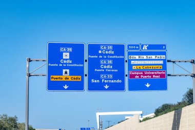 Yazın araba ya da aile kampçısı, Sevilla, Jerez, Cadiz, Endülüs, İspanya 'da turistik yolda trafik sıkışıklığı yok.