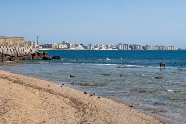 Avrupa 'nın en eski şehir ve limanlarından biri olan Endülüs' ün güneyindeki Atlantik Okyanusu 'nda, beyaz şehir Cadiz' de yürüyen turistler,