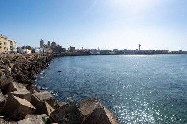 Avrupa 'nın en eski şehir ve limanlarından biri olan Endülüs' ün güneyindeki Atlantik Okyanusu 'nda, beyaz şehir Cadiz' de yürüyen turistler,