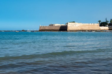 Avrupa 'nın en eski şehir ve limanlarından biri olan Endülüs' ün güneyindeki Atlantik Okyanusu 'nda, beyaz şehir Cadiz' de yürüyen turistler,