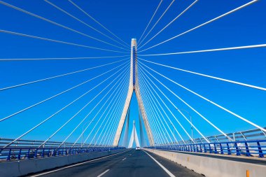 Cadiz Körfezi boyunca yüksek sütunlu kabloyla Cadiz 'i İspanya' daki Puerto Real 'e bağlayan kablo destekli nakliye köprüsünün görüntüsü