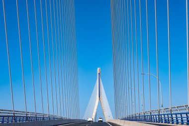 Cadiz Körfezi boyunca yüksek sütunlu kabloyla Cadiz 'i İspanya' daki Puerto Real 'e bağlayan kablo destekli nakliye köprüsünün görüntüsü