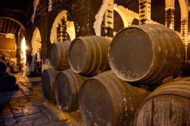 Eski Bodega 'daki solera sistemi, Endülüs şarap mahzeni, fıçılarda farklı şeri şarapları, Jeremy güçlendirilmiş şarap üretimi, Jerez de la Frontera, Endülüs, İspanya