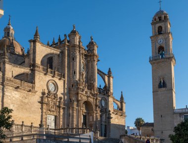 Jerez de la Frontera 'nın eski kısımlarında yürümek, Şeri şarabı üreten şehir, Endülüs, İspanya yazın mimari detaylar, Endülüs tarzı, beyaz evler, kiraz ve kuleler