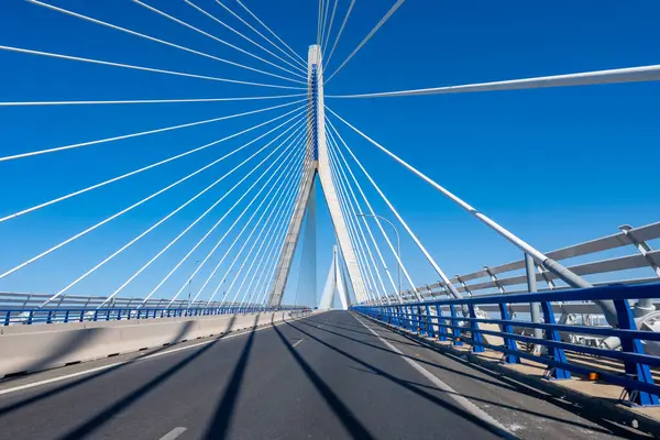 Cadiz Körfezi boyunca yüksek sütunlu kabloyla Cadiz 'i İspanya' daki Puerto Real 'e bağlayan kablo destekli nakliye köprüsünün görüntüsü