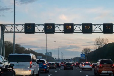 Hollanda 'da karayolu ağı ihlali, Hollanda otoyollarında yüksek kaliteli asfalt üzerinde güvenli sürüş, A2, trafik sıkışıklığı sorunları, yol anlaşmazlığı, çok sayıda araba, yoğun çalışma saatleri