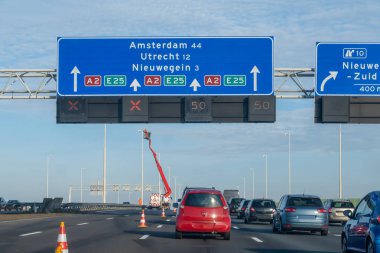 Hollanda 'da karayolu ağı ihlali, Hollanda otoyollarında yüksek kaliteli asfalt üzerinde güvenli sürüş, A2, trafik sıkışıklığı sorunları, yol anlaşmazlığı, çok sayıda araba, yoğun çalışma saatleri